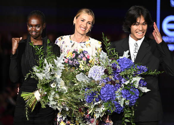Entertainment Bilder des Tages Schwarzkopf Elite Model Look 2022 Wettbewerb in Prag MAJDA JOHN PETER, left, from South Sudan and SERGI SHAN, right, from Spain are winners of the world final Schwarzkopf Elite Model Look 2022 competition in Prague, Czech Republic, August 30, 2022. Centre is DANIELA PESTOVA, former model. (CTKxPhoto MichaelaxRihova) CTKPhotoP2022083009581  mir 2