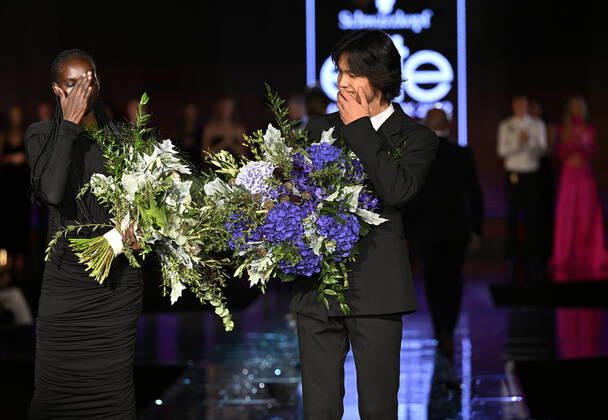 Schwarzkopf Elite Model Look 2022 Wettbewerb in Prag From left MAJDA JOHN PETER from South Sudan and SERGI SHAN from Spain are winners of the world final Schwarzkopf Elite Model Look 2022 competition in Prague, Czech Republic, August 30, 2022. (CTKxPhoto MichaelaxRihova) CTKPhotoP2022083009589  mir 3