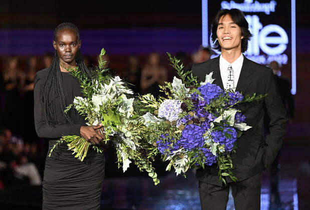 Schwarzkopf Elite Model Look 2022 Wettbewerb in Prag From left MAJDA JOHN PETER from South Sudan and SERGI SHAN from Spain are winners of the world final Schwarzkopf Elite Model Look 2022 competition in Prague, Czech Republic, August 30, 2022. (CTKxPhoto MichaelaxRihova) CTKPhotoP2022083009653  mir 6