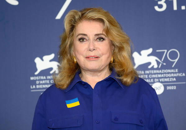 Filmfestspiele in Venedig, Catherine Deneuve Photocall - Verleihung Goldener Löwe Lebenswerk August 31, 2022, VENICE: French actress Catherine Deneuve poses at a photocall at the 79th annual Venice Film Festival, in Venice, Italy, 31 August 2022. The day before, Deneuve received the Golden Lion for Lifetime Achievement Award at the festival that runs from 31 August to 10 September 2022. ANSA CLAUDIO ONORATI VENICE  - ZUMAa110 20220831_zaf_a110_015 Copyright: xClaudioxOnoratix