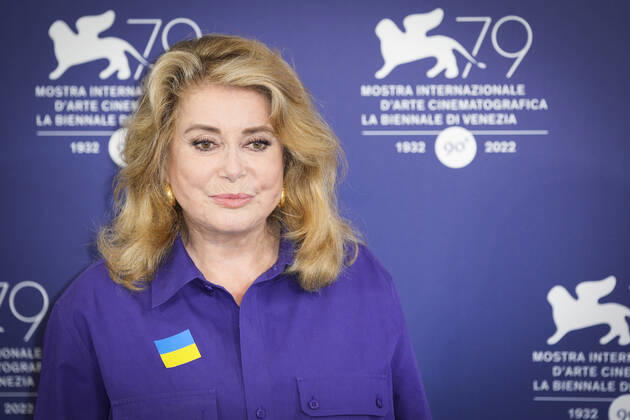 Filmfestspiele in Venedig, Catherine Deneuve Photocall - Verleihung Goldener Löwe Lebenswerk Foto IPP Daniele Cifala™ Venezia 31 08 2022 The 79th Venice Film Festival - 79 Mostra Internazionale d™Arte Cinematografica Golden Lion For Lifetime Achievement Award Photocall - 79th Venice International Film Festival nella foto: French actress Catherine Deneuve, wearing a flag of Ukraine on her shirt Italy Photo Press - World Copyright