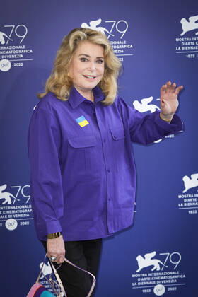 Filmfestspiele in Venedig, Catherine Deneuve Photocall - Verleihung Goldener Löwe Lebenswerk Foto IPP Daniele Cifala™ Venezia 31 08 2022 The 79th Venice Film Festival - 79 Mostra Internazionale d™Arte Cinematografica Golden Lion For Lifetime Achievement Award Photocall - 79th Venice International Film Festival nella foto: French actress Catherine Deneuve, wearing a flag of Ukraine on her shirt Italy Photo Press - World Copyright