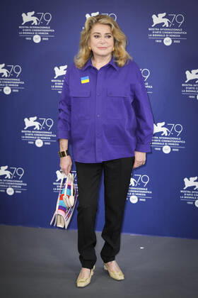 Filmfestspiele in Venedig, Catherine Deneuve Photocall - Verleihung Goldener Löwe Lebenswerk Foto IPP Daniele Cifala™ Venezia 31 08 2022 The 79th Venice Film Festival - 79 Mostra Internazionale d™Arte Cinematografica Golden Lion For Lifetime Achievement Award Photocall - 79th Venice International Film Festival nella foto: French actress Catherine Deneuve, wearing a flag of Ukraine on her shirt Italy Photo Press - World Copyright