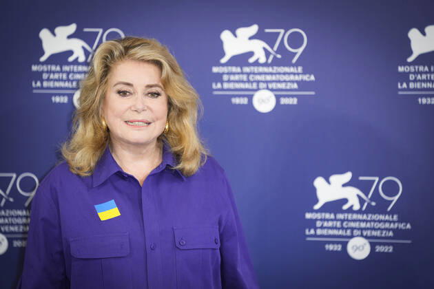 Filmfestspiele in Venedig, Catherine Deneuve Photocall - Verleihung Goldener Löwe Lebenswerk Foto IPP Daniele Cifala™ Venezia 31 08 2022 The 79th Venice Film Festival - 79 Mostra Internazionale d™Arte Cinematografica Golden Lion For Lifetime Achievement Award Photocall - 79th Venice International Film Festival nella foto: French actress Catherine Deneuve, wearing a flag of Ukraine on her shirt Italy Photo Press - World Copyright