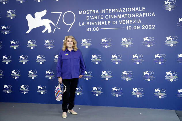 Entertainment Bilder des Tages Filmfestspiele in Venedig, Catherine Deneuve Photocall - Verleihung Goldener Löwe Lebenswerk Catherine Deneuve beim Photocall anlässlich der Verleihung des Goldenen Löwen für das Lebenswerk auf der Biennale di Venezia 2022 79. Internationale Filmfestspiele von Venedig im Palazzo del Casino. Venedig, 31.08.2022