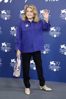 Filmfestspiele in Venedig, Catherine Deneuve Photocall - Verleihung Goldener Löwe Lebenswerk Catherine Deneuve beim Photocall anlässlich der Verleihung des Goldenen Löwen für das Lebenswerk auf der Biennale di Venezia 2022 79. Internationale Filmfestspiele von Venedig im Palazzo del Casino. Venedig, 31.08.2022