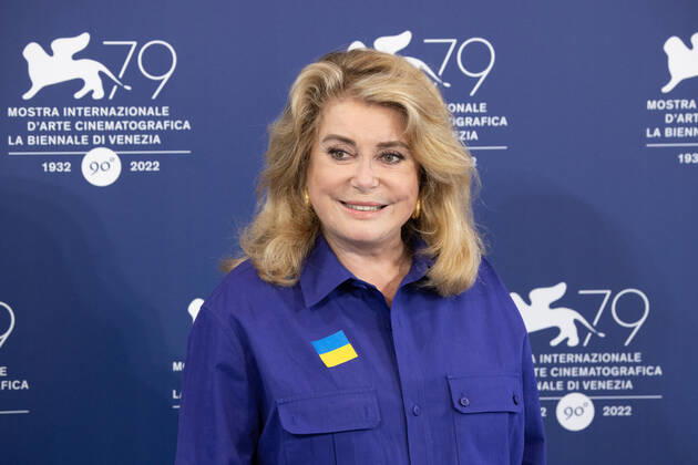 French actress Catherine Deneuve, wearing a flag of Ukraine on her shirt, poses on August 31, 2022, during a photocall for the Golden Lion for Lifetime Achievement she is to be awarded, on the opening day of the 79th Venice International Film Festival at Venice Lido. Â Photo: Cinzia Camela. Copyright: xCinziaxCamelax xipa-agency.netx xLivexMediax
