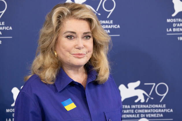 French actress Catherine Deneuve, wearing a flag of Ukraine on her shirt, poses on August 31, 2022, during a photocall for the Golden Lion for Lifetime Achievement she is to be awarded, on the opening day of the 79th Venice International Film Festival at Venice Lido. Â Photo: Cinzia Camela. Copyright: xCinziaxCamelax xipa-agency.netx xLivexMediax
