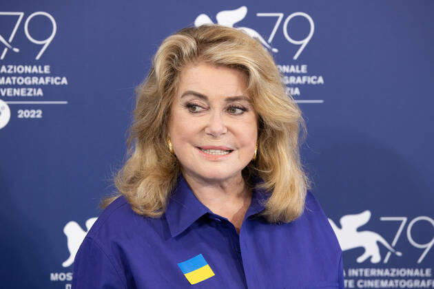 French actress Catherine Deneuve, wearing a flag of Ukraine on her shirt, poses on August 31, 2022, during a photocall for the Golden Lion for Lifetime Achievement she is to be awarded, on the opening day of the 79th Venice International Film Festival at Venice Lido. Â Photo: Cinzia Camela. Copyright: xCinziaxCamelax xipa-agency.netx xLivexMediax