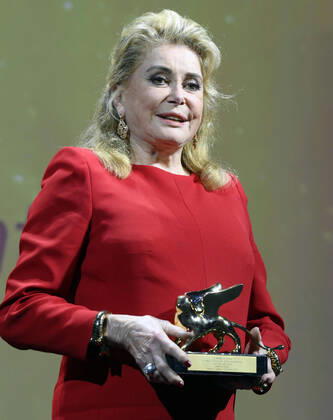 Bilder des Jahres 2022, Entertainment 08 August Entertainment Themen der Woche KW35 Entertainment Bilder des Tages August 31, 2022, VENICE, ITALY: French actress Catherine Deneuve poses after receiving the Golden Lion for Lifetime Achievement Award at the 79th annual Venice Film Festival, in Venice, Italy, 31 August 2022. The 79th Venice Film Festival runs from 31 August to 10 September 2022. ANSA CLAUDIO ONORATI. VENICE ITALY - ZUMAa110 20220831_zaf_a110_090 Copyright: xClaudioxOnoratix