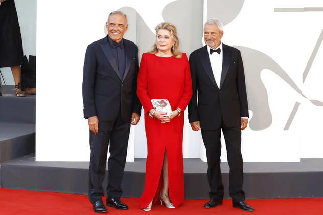 Alberto Barbera, Catherine Deneuve und Roberto Cicutto bei der Opening Ceremony mit der Premiere des Netflix-Films White Noise auf der Biennale di Venezia 2022 79. Internationale Filmfestspiele von Venedig im Palazzo del Cinema. Venedig, 31.08.2022