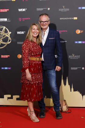 Moderator Frank Plasberg mit Ehefrau und Autorin Anne Gesthuysen beim Kölner Emmy Cocktail 2022 anlässlich der 16. Kölner Jurysitzung des International Emmy auf Schloss Arff. Köln, 31.08.2022 NRW Deutschland Copyright: xChristophxHardtx