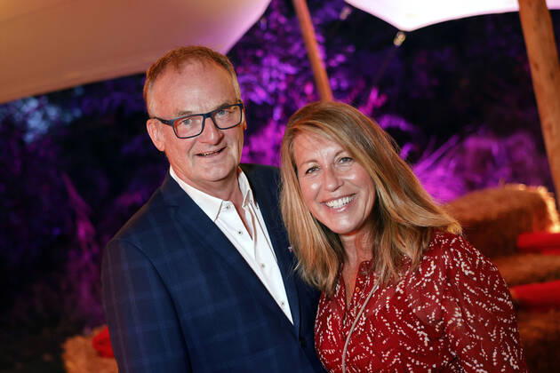 Moderator Frank Plasberg mit Ehefrau und Autorin Anne Gesthuysen beim Kölner Emmy Cocktail 2022 anlässlich der 16. Kölner Jurysitzung des International Emmy auf Schloss Arff. Köln, 31.08.2022 NRW Deutschland Copyright: xChristophxHardtx