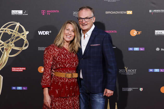 Moderator Frank Plasberg mit Ehefrau und Autorin Anne Gesthuysen beim Kölner Emmy Cocktail 2022 anlässlich der 16. Kölner Jurysitzung des International Emmy auf Schloss Arff. Köln, 31.08.2022 NRW Deutschland Copyright: xChristophxHardtx