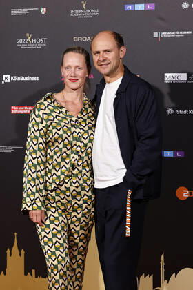 Schauspieler Moritz Führmann mit Ehefrau und Schauspielerin Anna Schudt beim Kölner Emmy Cocktail 2022 anlässlich der 16. Kölner Jurysitzung des International Emmy auf Schloss Arff. Köln, 31.08.2022 NRW Deutschland Copyright: xChristophxHardtx