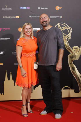 Fernsehmoderatorin Aleksandra Bechtel und Regisseur Tobi Baumann beim Kölner Emmy Cocktail 2022 anlässlich der 16. Kölner Jurysitzung des International Emmy auf Schloss Arff. Köln, 31.08.2022 NRW Deutschland Copyright: xChristophxHardtx