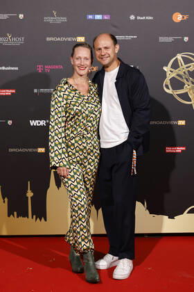 Schauspieler Moritz Führmann mit Ehefrau und Schauspielerin Anna Schudt beim Kölner Emmy Cocktail 2022 anlässlich der 16. Kölner Jurysitzung des International Emmy auf Schloss Arff. Köln, 31.08.2022 NRW Deutschland Copyright: xChristophxHardtx