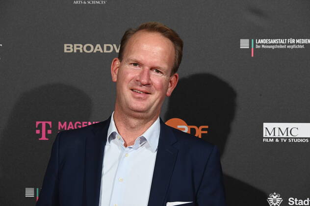 Stefan Löcher, Chef der Kölner Lanxess-Arena kommt zur Abendveranstaltung anlässlich der Jurysitzung zum international Emmy Award 2022 - Semi Final round of Judging der international Emmy Awards auf Schloss Arff
