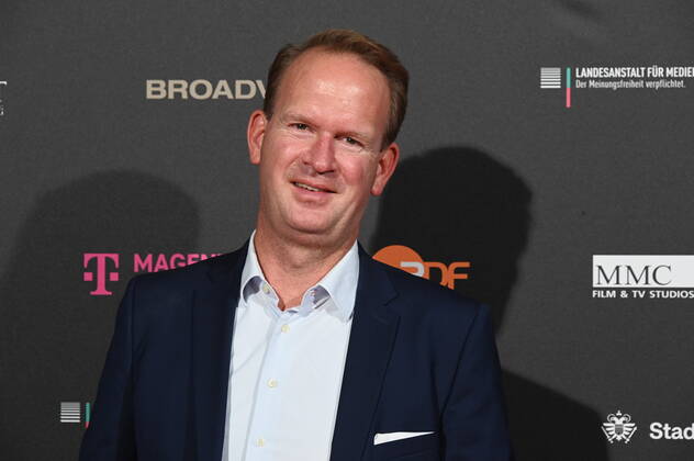 Stefan Löcher, Chef der Kölner Lanxess-Arena kommt zur Abendveranstaltung anlässlich der Jurysitzung zum international Emmy Award 2022 - Semi Final round of Judging der international Emmy Awards auf Schloss Arff