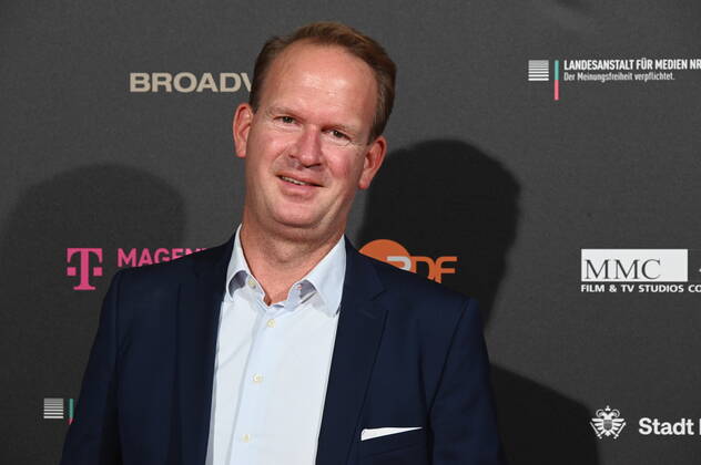 Stefan Löcher, Chef der Kölner Lanxess-Arena kommt zur Abendveranstaltung anlässlich der Jurysitzung zum international Emmy Award 2022 - Semi Final round of Judging der international Emmy Awards auf Schloss Arff