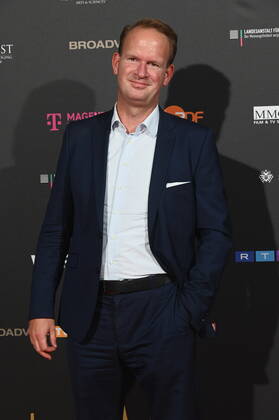Stefan Löcher, Chef der Kölner Lanxess-Arena kommt zur Abendveranstaltung anlässlich der Jurysitzung zum international Emmy Award 2022 - Semi Final round of Judging der international Emmy Awards auf Schloss Arff