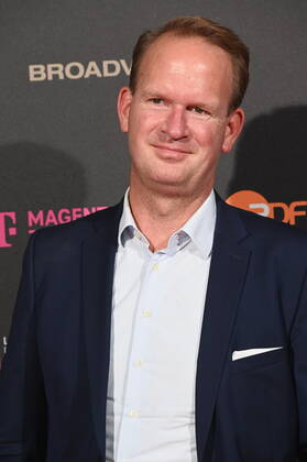 Stefan Löcher, Chef der Kölner Lanxess-Arena kommt zur Abendveranstaltung anlässlich der Jurysitzung zum international Emmy Award 2022 - Semi Final round of Judging der international Emmy Awards auf Schloss Arff
