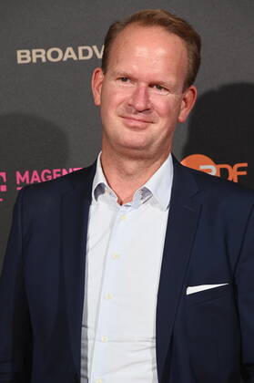 Stefan Löcher, Chef der Kölner Lanxess-Arena kommt zur Abendveranstaltung anlässlich der Jurysitzung zum international Emmy Award 2022 - Semi Final round of Judging der international Emmy Awards auf Schloss Arff