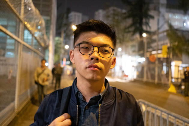 HONG KONG - JOSHUA WONG HONG KONG -JOSHUA WONG Joshua Wong, leader de Hong Kong de l opposition democratique Ã la Republique Populaire de Chine devant le centre de dÃ tention de Lai Chi Kok oÃ¹ il Ã tait dÃ tÃ nu en Juin. Joshua Wong, Hong Kong leader of the democratic opposition to the People s Republic of China in front of the Lai Chi Kok detention centre where he was detained in June. Hong Kong Hong Kong 