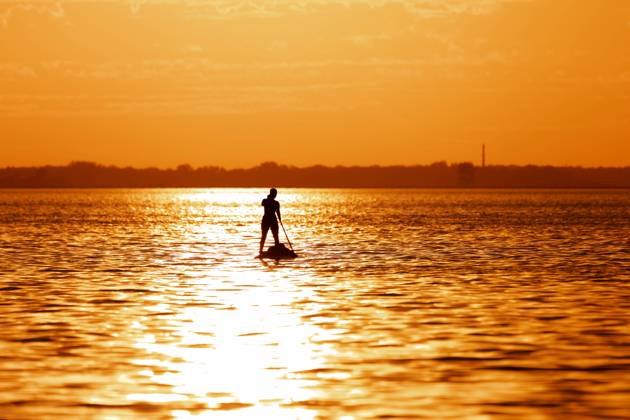IMAGO Creative: 2022 Sport Favoriten IMAGO Creative: Business - Work-Life Balance girl on SUP Board in golden sunset silhouette of a teenage girl on a Stand Up Paddle Board SUP. Golden sunset sky reflecting in the water. Greifswalder Bodden, Baltic Sea Copyright: xMartinxGruberx