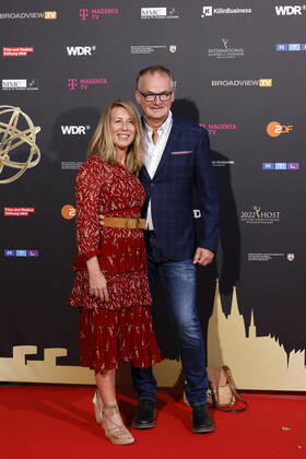 Moderator Frank Plasberg mit Ehefrau und Autorin Anne Gesthuysen beim Kölner Emmy Cocktail 2022 anlässlich der 16. Kölner Jurysitzung des International Emmy auf Schloss Arff. Köln, 31.08.2022 NRW Deutschland Copyright: xChristophxHardtx