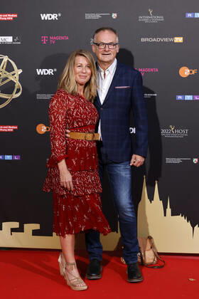 Moderator Frank Plasberg mit Ehefrau und Autorin Anne Gesthuysen beim Kölner Emmy Cocktail 2022 anlässlich der 16. Kölner Jurysitzung des International Emmy auf Schloss Arff. Köln, 31.08.2022 NRW Deutschland Copyright: xChristophxHardtx