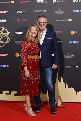 Moderator Frank Plasberg mit Ehefrau und Autorin Anne Gesthuysen beim Kölner Emmy Cocktail 2022 anlässlich der 16. Kölner Jurysitzung des International Emmy auf Schloss Arff. Köln, 31.08.2022 NRW Deutschland Copyright: xChristophxHardtx