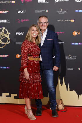 Moderator Frank Plasberg mit Ehefrau und Autorin Anne Gesthuysen beim Kölner Emmy Cocktail 2022 anlässlich der 16. Kölner Jurysitzung des International Emmy auf Schloss Arff. Köln, 31.08.2022 NRW Deutschland Copyright: xChristophxHardtx