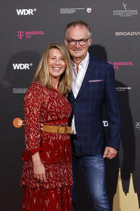 Moderator Frank Plasberg mit Ehefrau und Autorin Anne Gesthuysen beim Kölner Emmy Cocktail 2022 anlässlich der 16. Kölner Jurysitzung des International Emmy auf Schloss Arff. Köln, 31.08.2022 NRW Deutschland Copyright: xChristophxHardtx