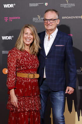 Moderator Frank Plasberg mit Ehefrau und Autorin Anne Gesthuysen beim Kölner Emmy Cocktail 2022 anlässlich der 16. Kölner Jurysitzung des International Emmy auf Schloss Arff. Köln, 31.08.2022 NRW Deutschland Copyright: xChristophxHardtx