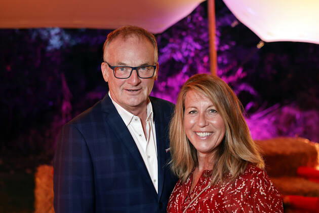 Moderator Frank Plasberg mit Ehefrau und Autorin Anne Gesthuysen beim Kölner Emmy Cocktail 2022 anlässlich der 16. Kölner Jurysitzung des International Emmy auf Schloss Arff. Köln, 31.08.2022 NRW Deutschland Copyright: xChristophxHardtx