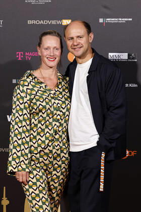 Schauspieler Moritz Führmann mit Ehefrau und Schauspielerin Anna Schudt beim Kölner Emmy Cocktail 2022 anlässlich der 16. Kölner Jurysitzung des International Emmy auf Schloss Arff. Köln, 31.08.2022 NRW Deutschland Copyright: xChristophxHardtx