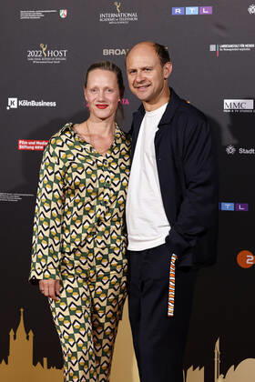 Schauspieler Moritz Führmann mit Ehefrau und Schauspielerin Anna Schudt beim Kölner Emmy Cocktail 2022 anlässlich der 16. Kölner Jurysitzung des International Emmy auf Schloss Arff. Köln, 31.08.2022 NRW Deutschland Copyright: xChristophxHardtx