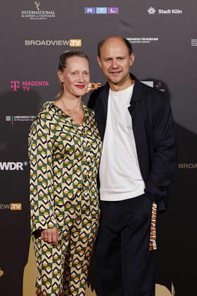 Schauspieler Moritz Führmann mit Ehefrau und Schauspielerin Anna Schudt beim Kölner Emmy Cocktail 2022 anlässlich der 16. Kölner Jurysitzung des International Emmy auf Schloss Arff. Köln, 31.08.2022 NRW Deutschland Copyright: xChristophxHardtx
