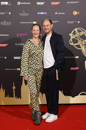 Schauspieler Moritz Führmann mit Ehefrau und Schauspielerin Anna Schudt beim Kölner Emmy Cocktail 2022 anlässlich der 16. Kölner Jurysitzung des International Emmy auf Schloss Arff. Köln, 31.08.2022 NRW Deutschland Copyright: xChristophxHardtx
