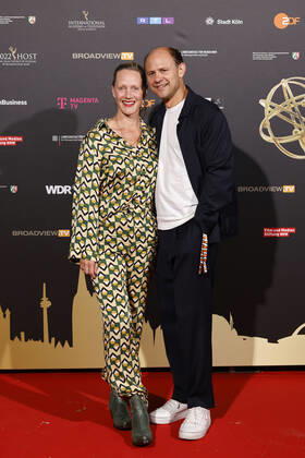 Schauspieler Moritz Führmann mit Ehefrau und Schauspielerin Anna Schudt beim Kölner Emmy Cocktail 2022 anlässlich der 16. Kölner Jurysitzung des International Emmy auf Schloss Arff. Köln, 31.08.2022 NRW Deutschland Copyright: xChristophxHardtx