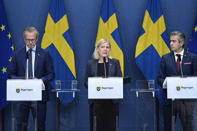 STOCKHOLM 20220902 Prime Minister Magdalena Andersson, Finance Minister Mikael Damberg and Energy and Digitalisation Minister Khashayar Farmanbar hold a press conference at the Government Offices Rosenbad on the high electricity prices and how Sweden should act in the EU in Sweden Photo Anders Wiklund TT code 10040 STOCKHOLM SWEDEN x10040x Copyright: xAndersxWiklund TTx ENERGIPRSER PRESSTRÄFF