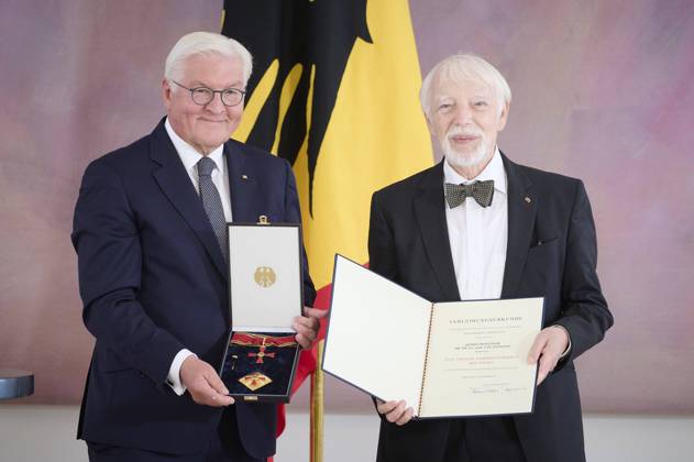 Bilder des Jahres 2022, News 09 September News Themen der Woche KW35 News Bilder des Tages Berlin, Bundespräsident Steinmeier verleiht den Verdienstorden der Bundesrepublik Deutschland Bundespräsident Frank-Walter Steinmeier verleiht am 02.09.2022 das Große Verdienstkreuz mit Stern des Verdienstordens der Bundesrepublik Deutschland an Aleida Assmann, Jan Assmann, Christopher Clark, Klaus Hasselmann und Benjamin List im Schloss Bellevue in Berlin. Im Bild: Frank-Walter Steinmeier, Jan Assmann Berlin Schloss Bellevue Berlin Deutschland