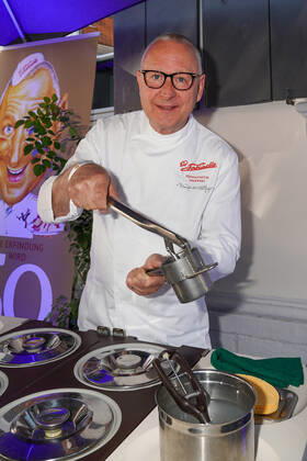 Pfaelzer Gourmet Festival 2022 in Deidesheim 02.09.2022 1. Pfälzer Gourmet Festival by Reichsrat von Buhl & Tristan Brandt. Mit dabei Dario Fontanella-Gregori italienischer Speiseeishersteller aus Mannheim. Deidesheim Weingut Reichsrat von Buhl Rheinland-Pfalz