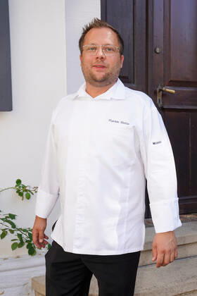 Pfaelzer Gourmet Festival 2022 in Deidesheim 02.09.2022 1. Pfälzer Gourmet Festival by Reichsrat von Buhl & Tristan Brandt. Mit dabei Florian Stolte ist der jüngste unter Baiersbronns Sterneköchen. Deidesheim Weingut Reichsrat von Buhl Rheinland-Pfalz