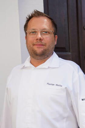 Pfaelzer Gourmet Festival 2022 in Deidesheim 02.09.2022 1. Pfälzer Gourmet Festival by Reichsrat von Buhl & Tristan Brandt. Mit dabei Florian Stolte ist der jüngste unter Baiersbronns Sterneköchen. Deidesheim Weingut Reichsrat von Buhl Rheinland-Pfalz