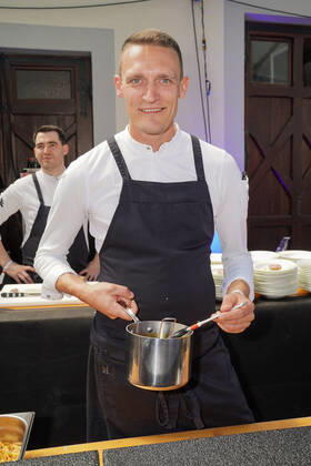 Pfaelzer Gourmet Festival 2022 in Deidesheim 02.09.2022 1. Pfälzer Gourmet Festival by Reichsrat von Buhl & Tristan Brandt. Mit dabei Küchenchef Lars Wolf vom Ketschauer Hof. Deidesheim Weingut Reichsrat von Buhl Rheinland-Pfalz