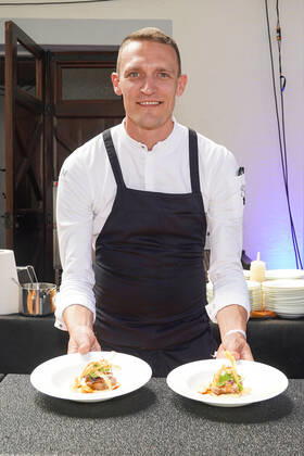 Pfaelzer Gourmet Festival 2022 in Deidesheim 02.09.2022 1. Pfälzer Gourmet Festival by Reichsrat von Buhl & Tristan Brandt. Mit dabei Küchenchef Lars Wolf vom Ketschauer Hof. Deidesheim Weingut Reichsrat von Buhl Rheinland-Pfalz