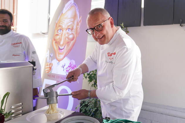 Pfaelzer Gourmet Festival 2022 in Deidesheim 02.09.2022 1. Pfälzer Gourmet Festival by Reichsrat von Buhl & Tristan Brandt. Mit dabei Dario Fontanella-Gregori italienischer Speiseeishersteller aus Mannheim. Deidesheim Weingut Reichsrat von Buhl Rheinland-Pfalz