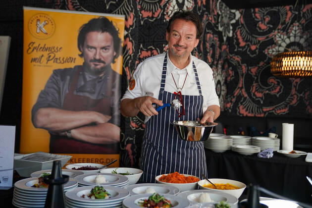 Pfaelzer Gourmet Festival 2022 in Deidesheim 02.09.2022 1. Pfälzer Gourmet Festival by Reichsrat von Buhl & Tristan Brandt. Mit dabei Kolja Kleeberg deutscher Koch und Fernsehkoch. Deidesheim Weingut Reichsrat von Buhl Rheinland-Pfalz